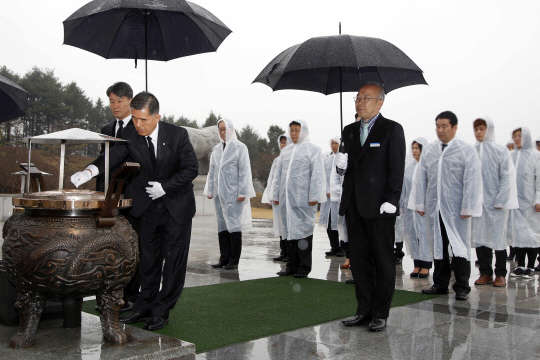 18일 대전 현충원에서 심경섭 ㈜한화 대표(왼쪽 두번째)와 임직원들이 천안함 46명의 용사들의 희생정신과 숭고한 뜻을 기리며 참배하고 있다. 사진= 한화그룹 제공
